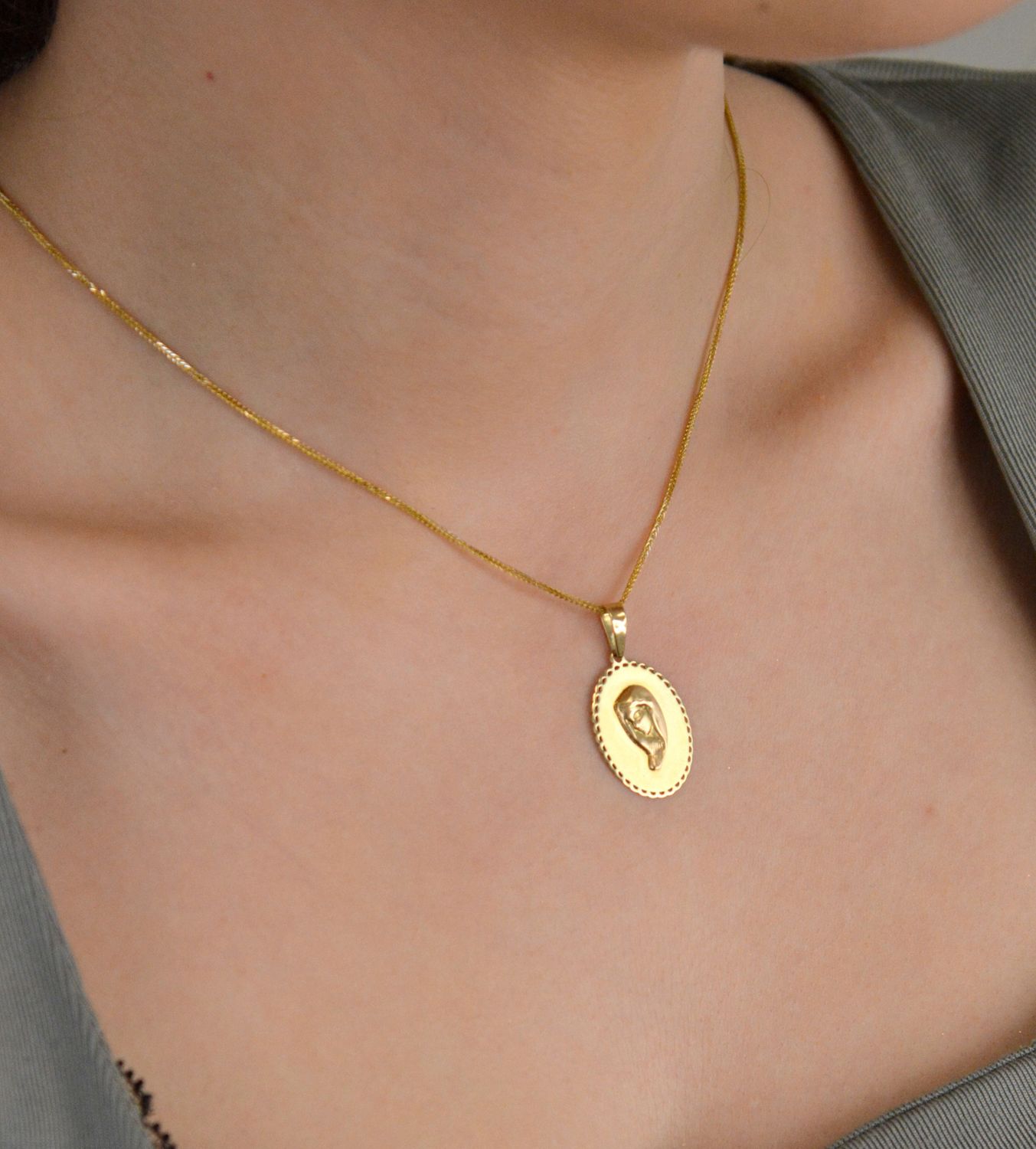 Medalik złoty Matka Boska pr 585, ZA 5649 585 Złota zawieszka 585 medalik z Matką Boską. Medalik będący wspaniałą pamiątką i prezentem z okazji chrztu1.jpg